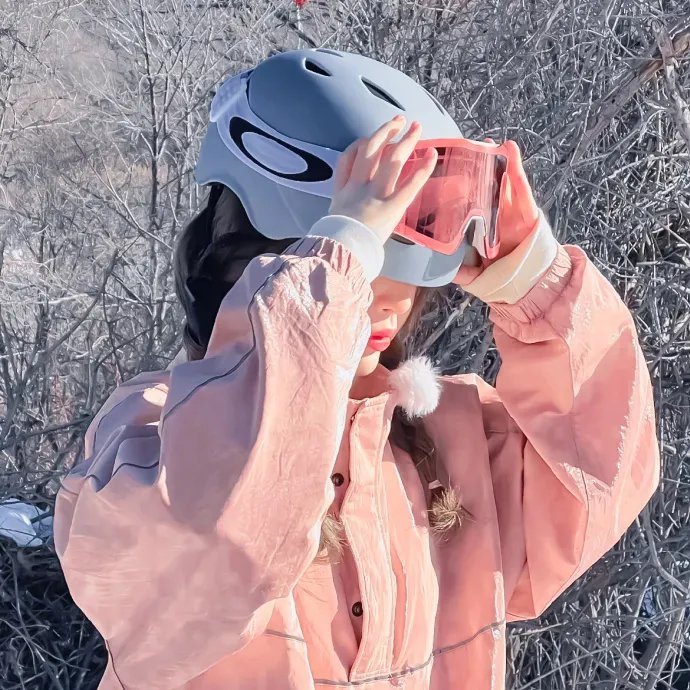 香骨未应春雪妒